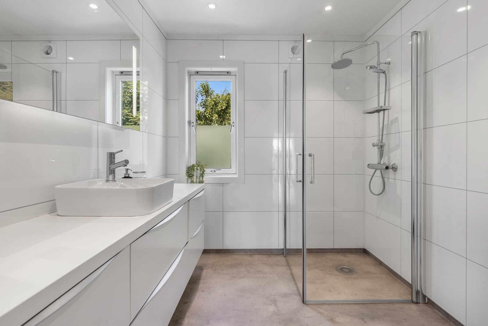 Boligen har et lyst og pent bad. Galleribilde