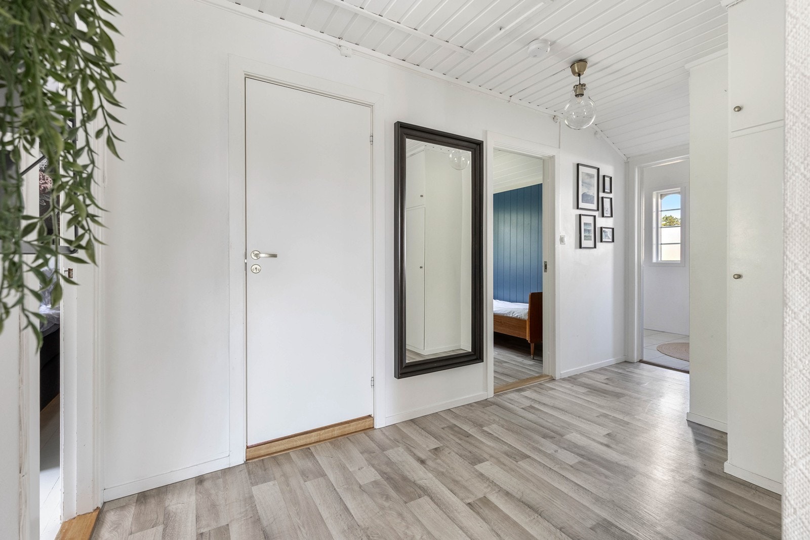 Første etasje består av 3 soverom, stue, spisestue, kjøkken og bad. Galleribilde