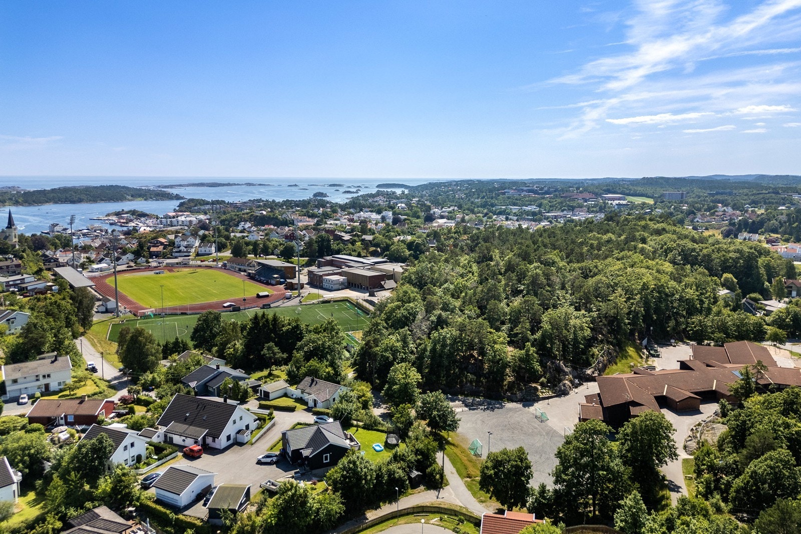Foruten de sentrumsnære fasilitetene, er det kort vei til nydelige rekreasjonsområder, samt barneskole, ungdomsskole og Levermyr stadion like i nærheten. Galleribilde