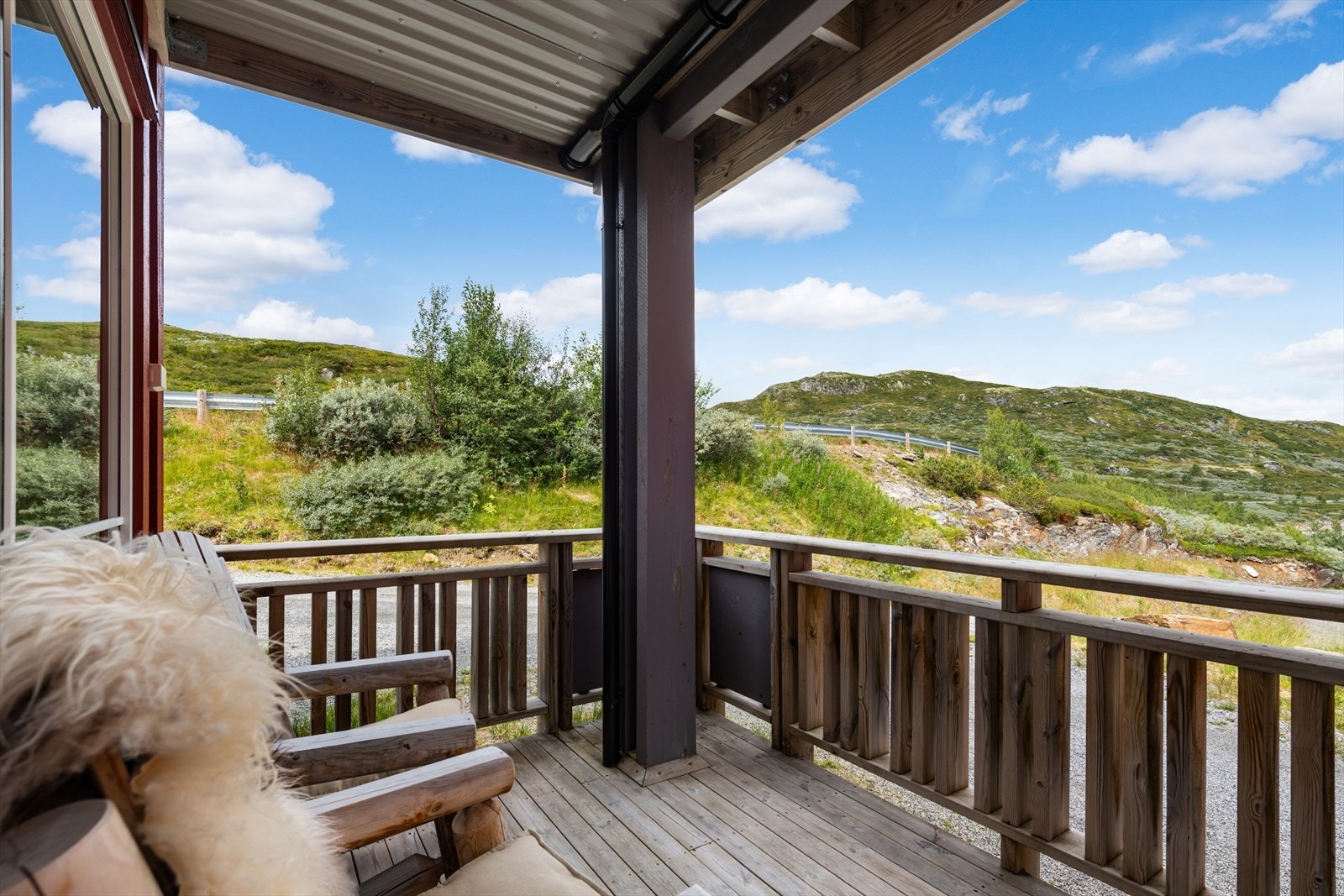 Terrasse med åpning for å ha enkel tilgang/utgang. Kveld/ettermiddagssol på sommeren. Galleribilde