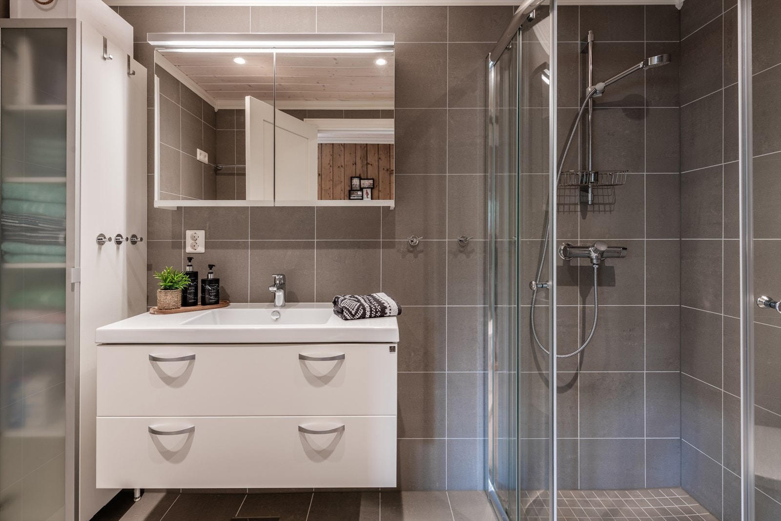 Bad med dusj, ekstra skap og opplegg for vaskemaskin Galleribilde