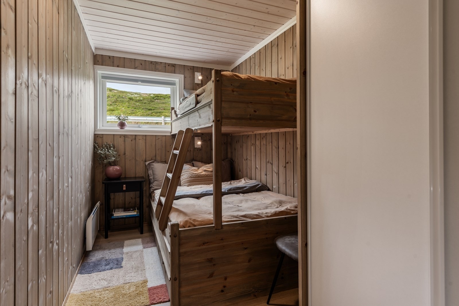 Soverom nr 2 med plassbygget familiekøye og garderobeskap. Galleribilde