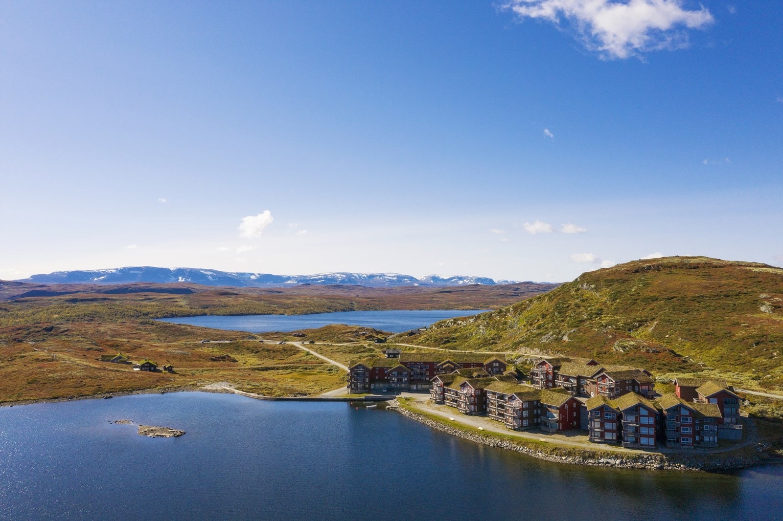 Bergsjø Høyfjellsleiligheter ligger helt fantastisk plasser på høyfjellet på 1080 moh. Her med utsikt mot Hallingskarvet Galleribilde