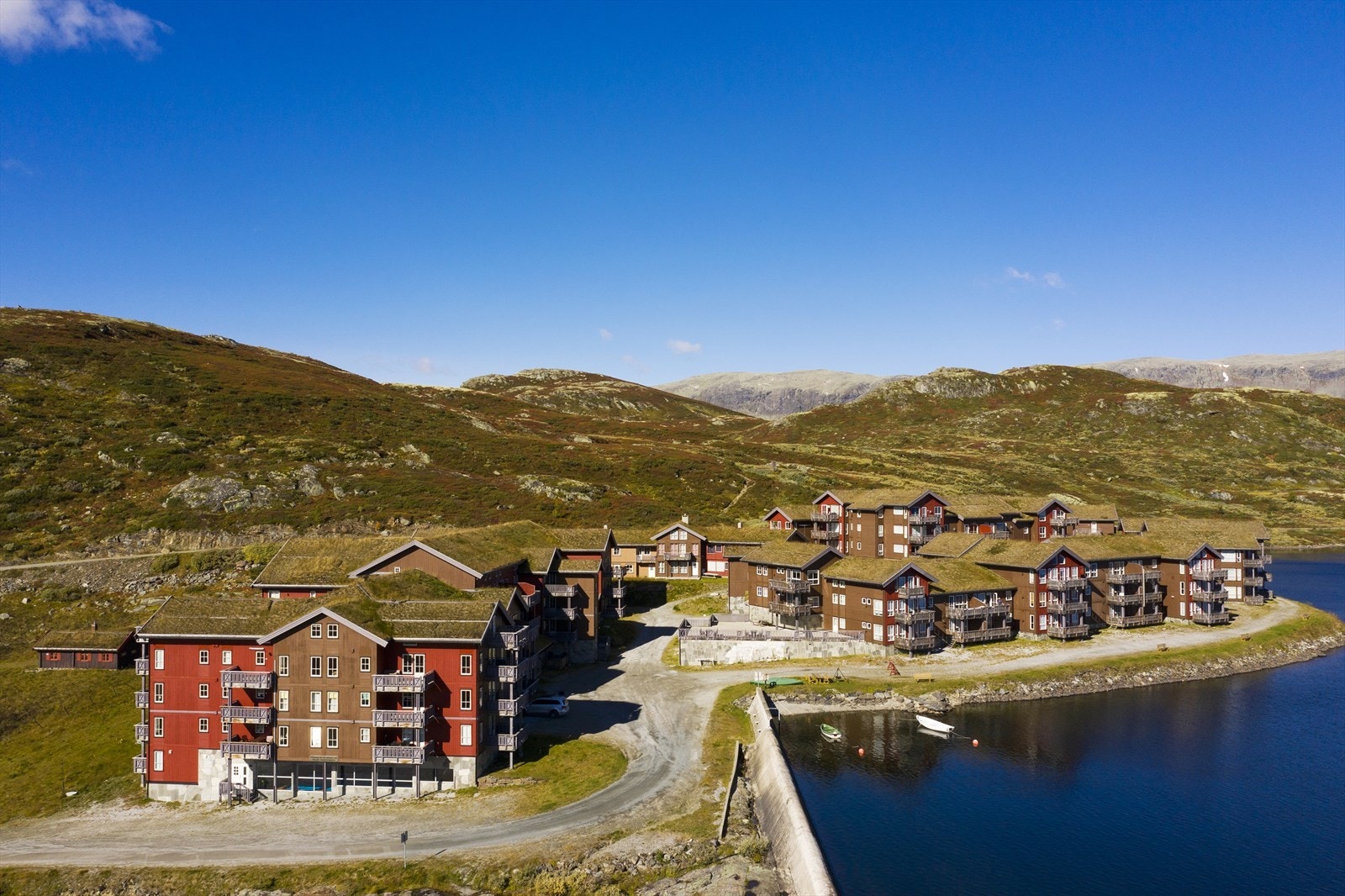 Reineskarvet ligger i gangavstand fra Bergsjø. Ca 5 km på sti til Eitrestølen som ligger ved foten av Reineskarvet. Om vinteren går det langrennsspor innover til Eitrestølen og Reine. På Reine er det åpen kafe i påsken. Galleribilde