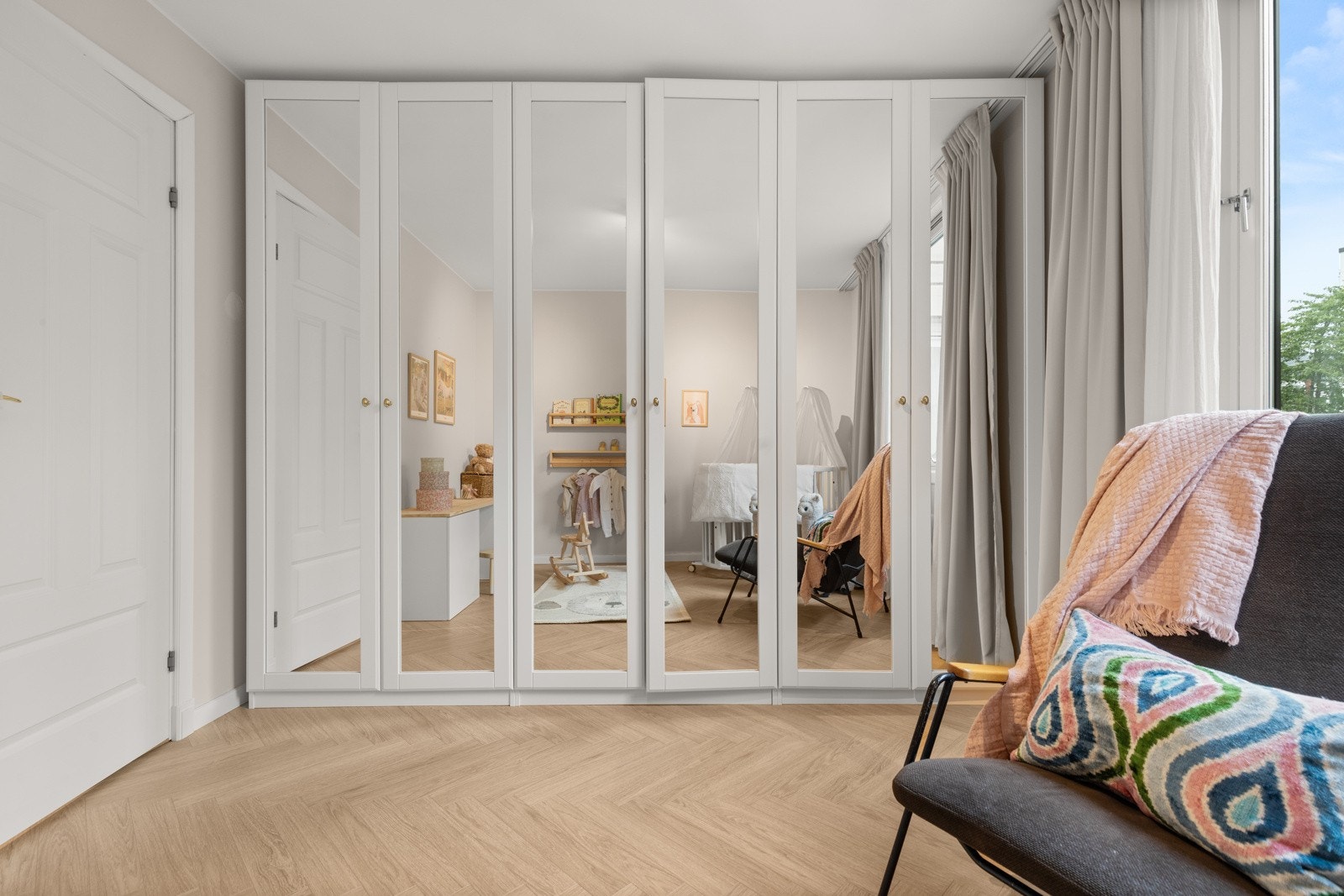 Rommet er innredet med garderobeløsning langs den ene veggen. Galleribilde