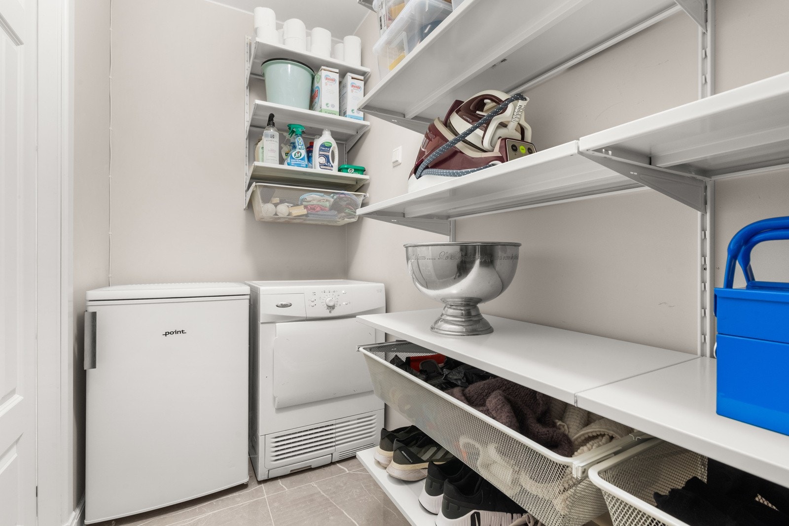 Innvending bod med adkomst fra entré Galleribilde