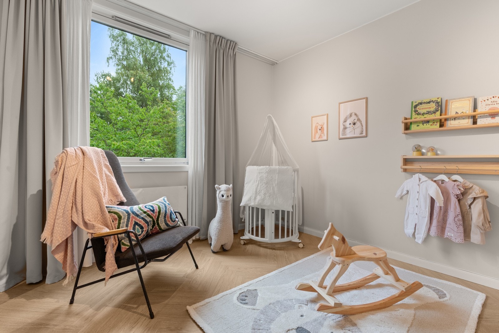 Det andre soverommet kan benyttes som leilighetens kontor, barnerom eller gjesterom etter ønskelig behov. Galleribilde