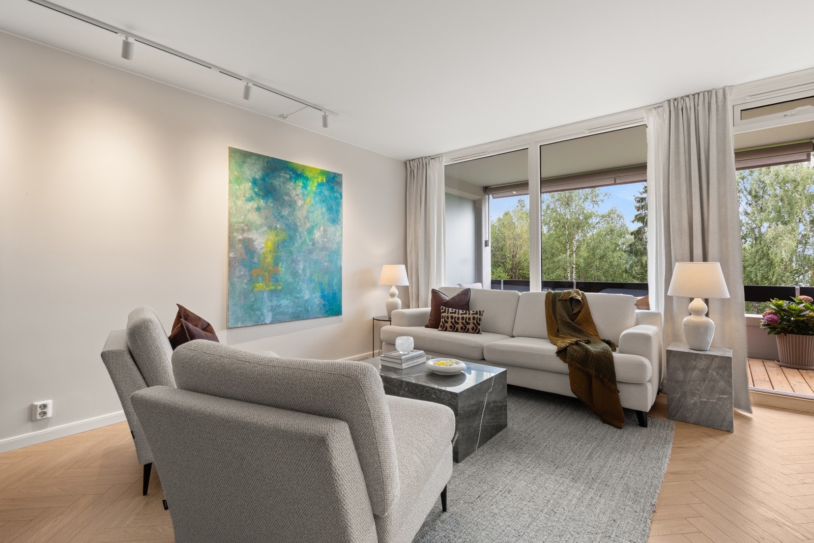 Det er gode møbleringsmuligheter i stuen, med plass til sofamøbler med tilhørende stuebord, multimedia, spisegruppe og annet ønskelig møblement. Galleribilde