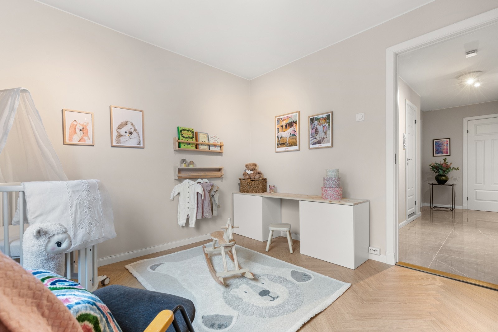 God plass til seng og øvrig møblement. Galleribilde