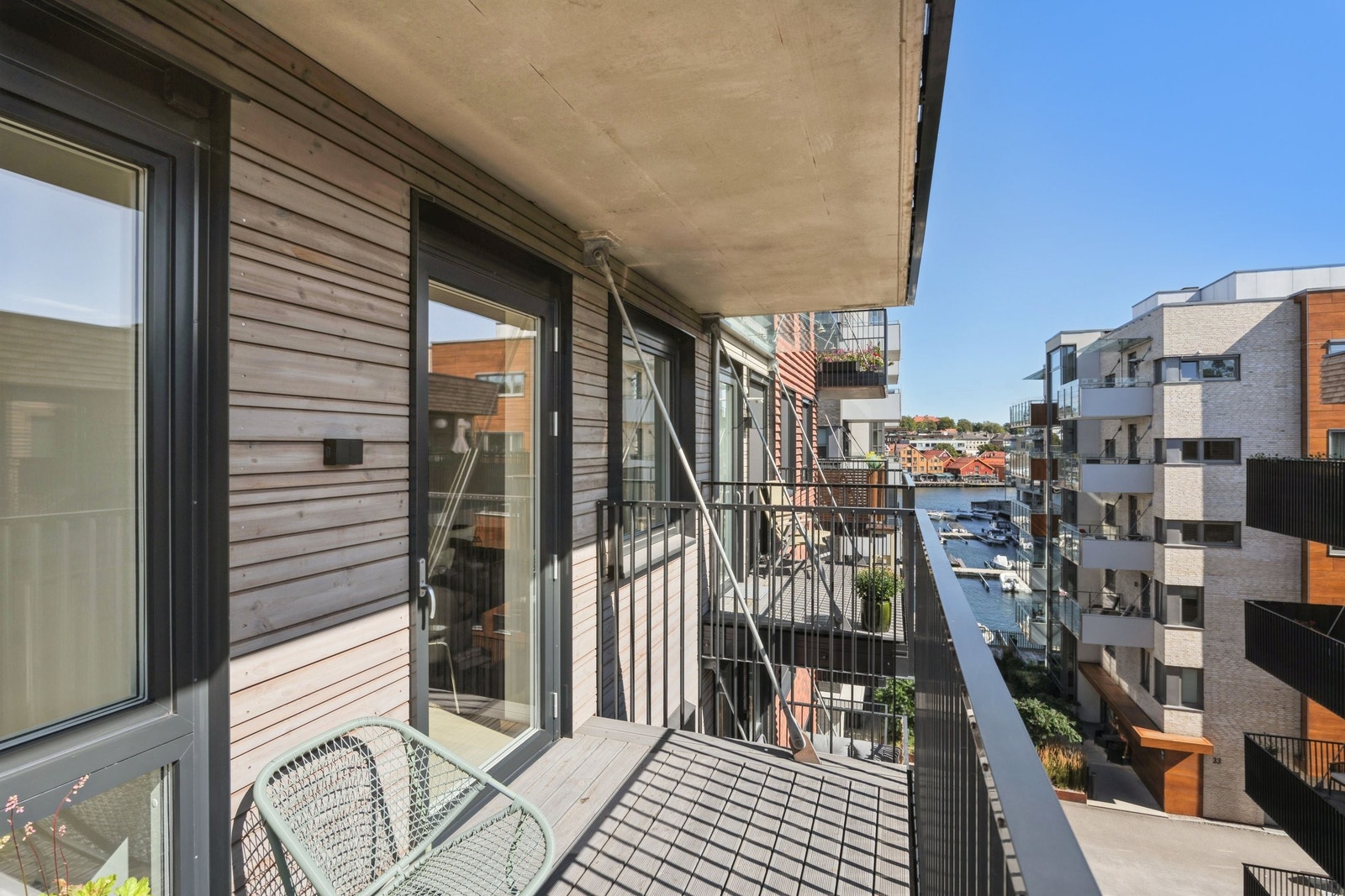 Balkongen har morgensol og formiddagssol og utsikt til kanalen/Brygga Galleribilde