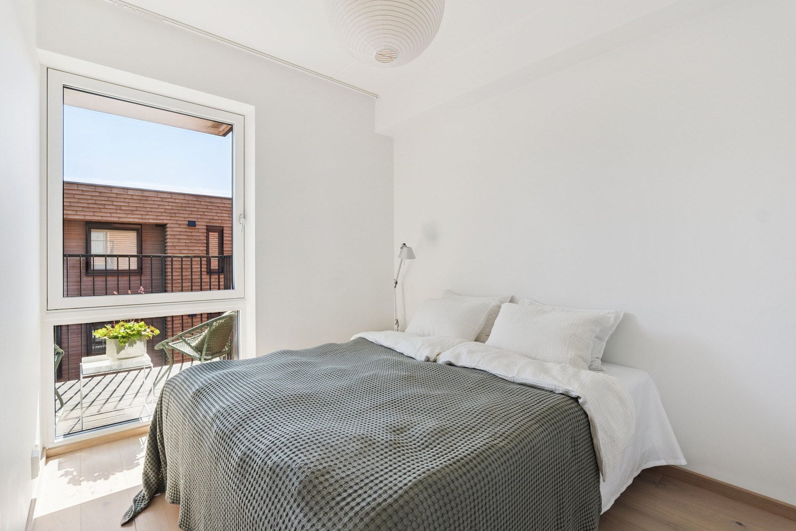 Soverom med garderobeskap, plass til dobbeltseng og nattbord Galleribilde