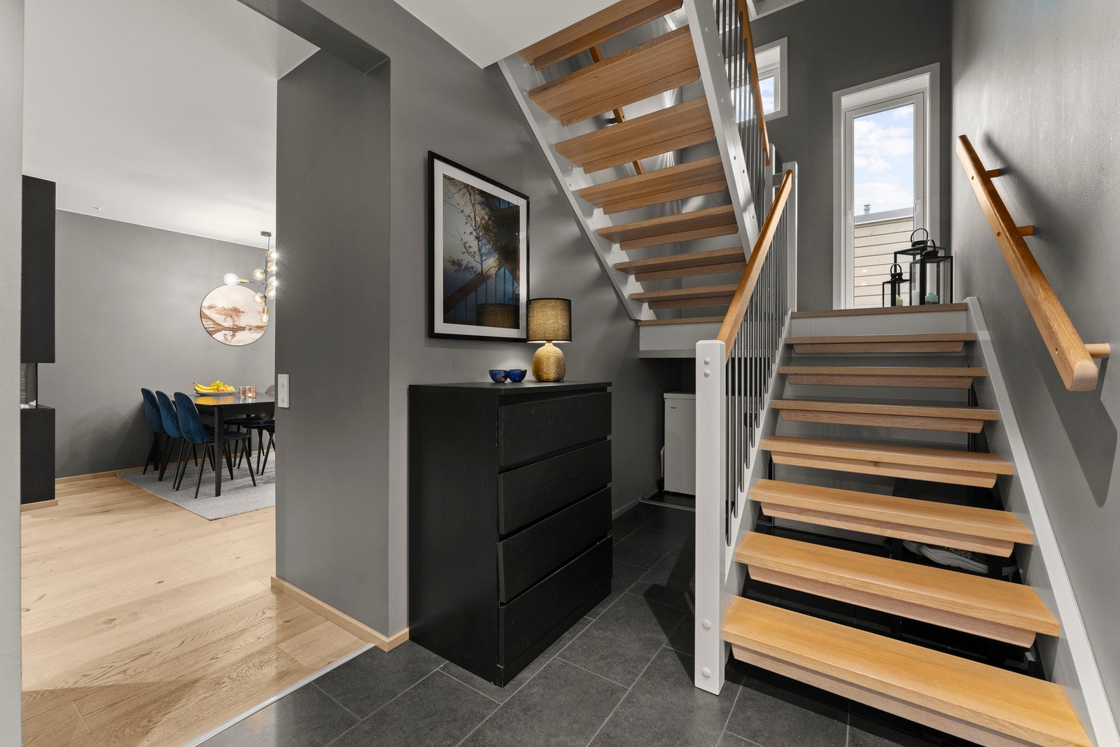 Entreen har i tillegg til skyvedørsgarderobe, praktisk plass under trapp for ekstra oppbevaring. Galleribilde