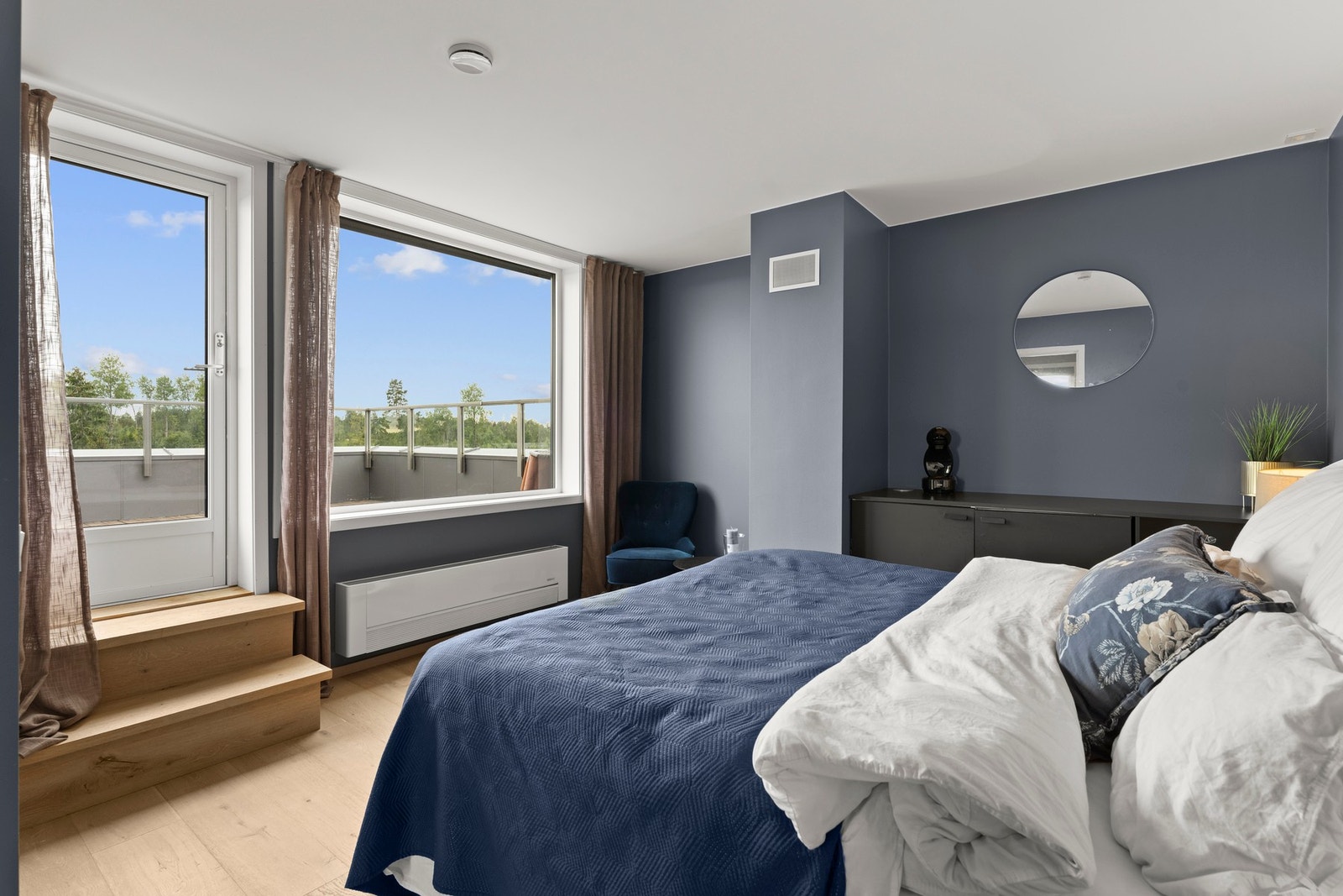 Masterbedroom med garderobe og eget bad. Galleribilde