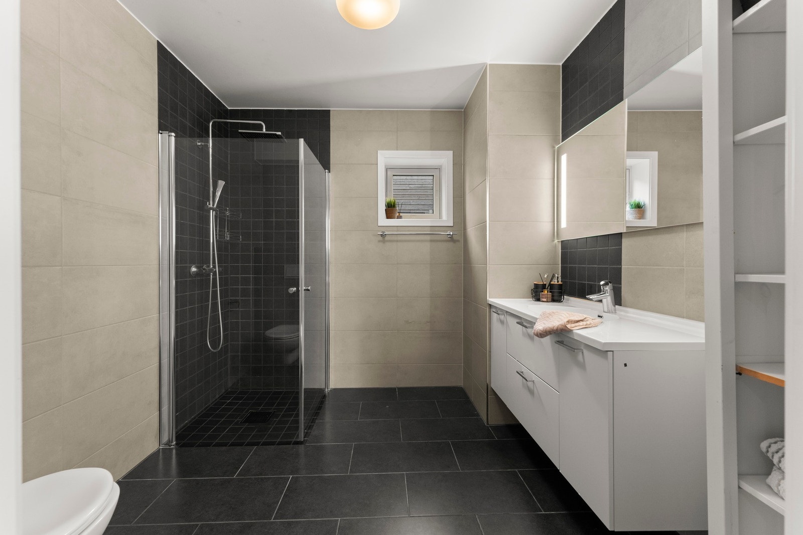 Hovedbadet ligger plassert ved soverommene i 2 etasje. Galleribilde