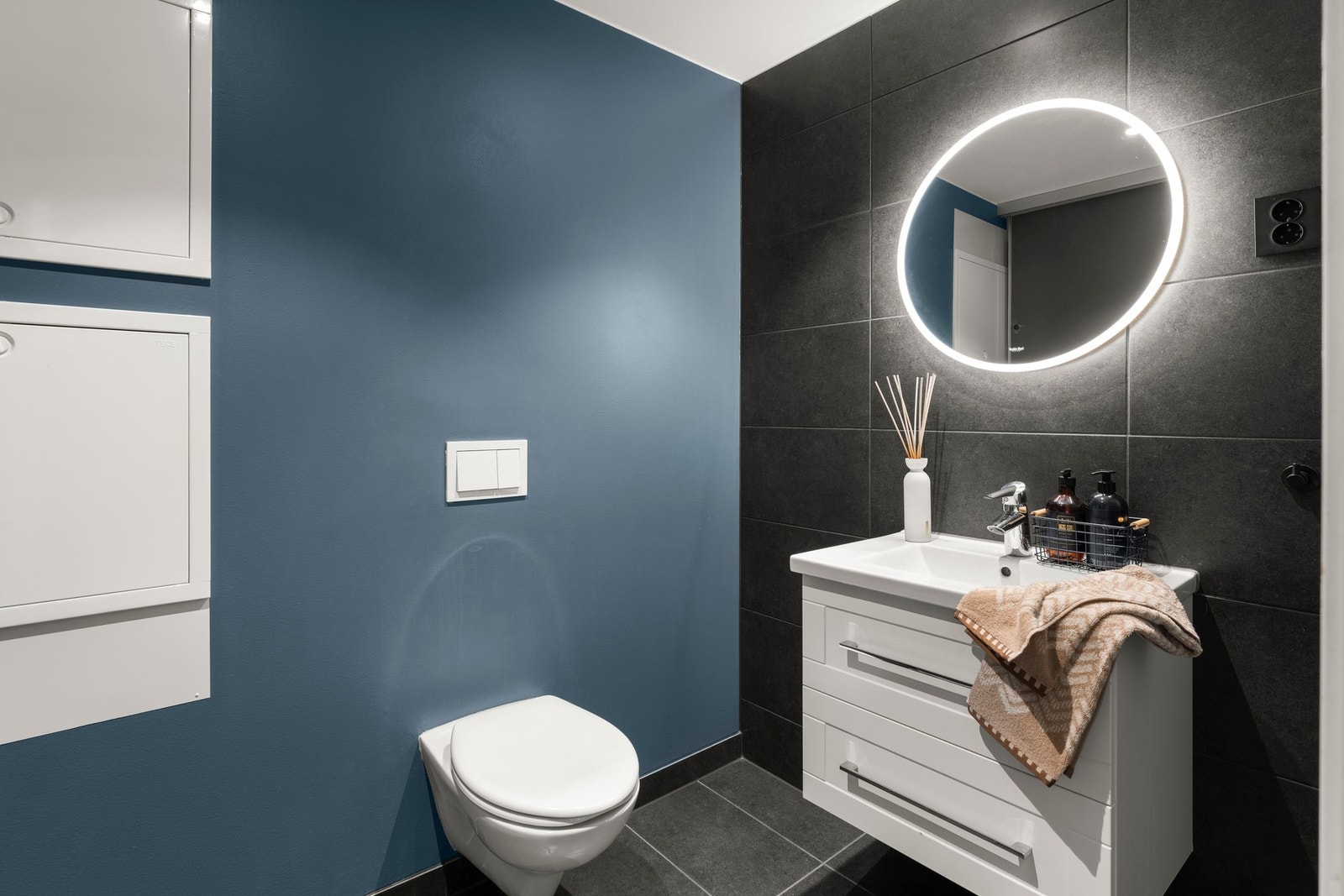 I tilknytning til entreen ligger det et praktisk toalettrom med varmekabler. Galleribilde