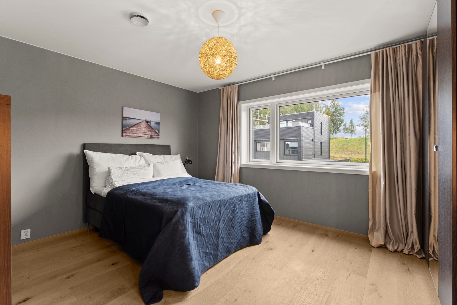 Boligen har i dag totalt 4 soverom, men noen innreder soverom i 3.etg som stue. Galleribilde