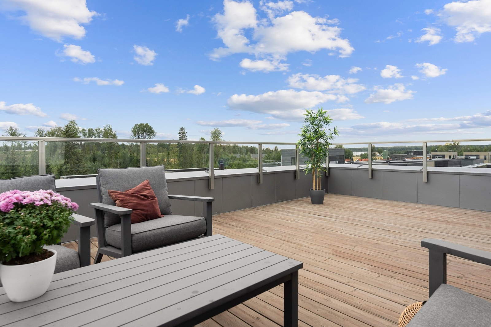 Takterrassen ligger høyt og fritt og oppleves privat. Galleribilde