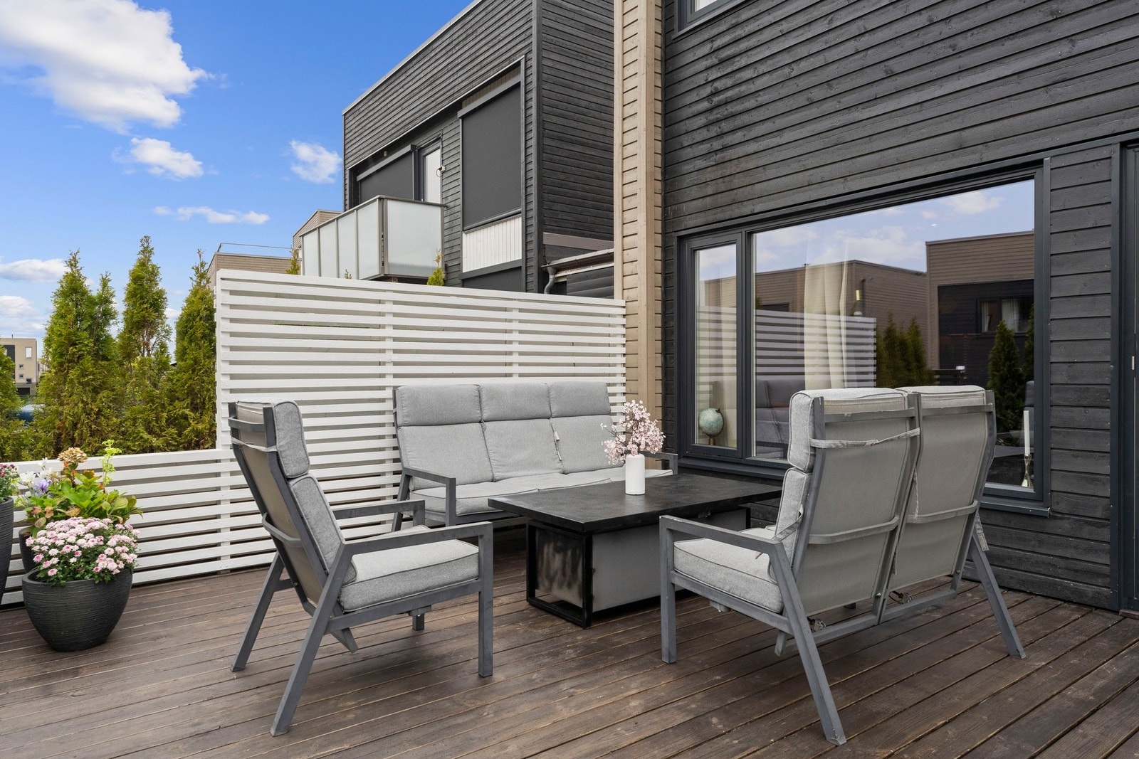 Terrassen er bygget i impregnert treverk med levegger på sidene. Galleribilde