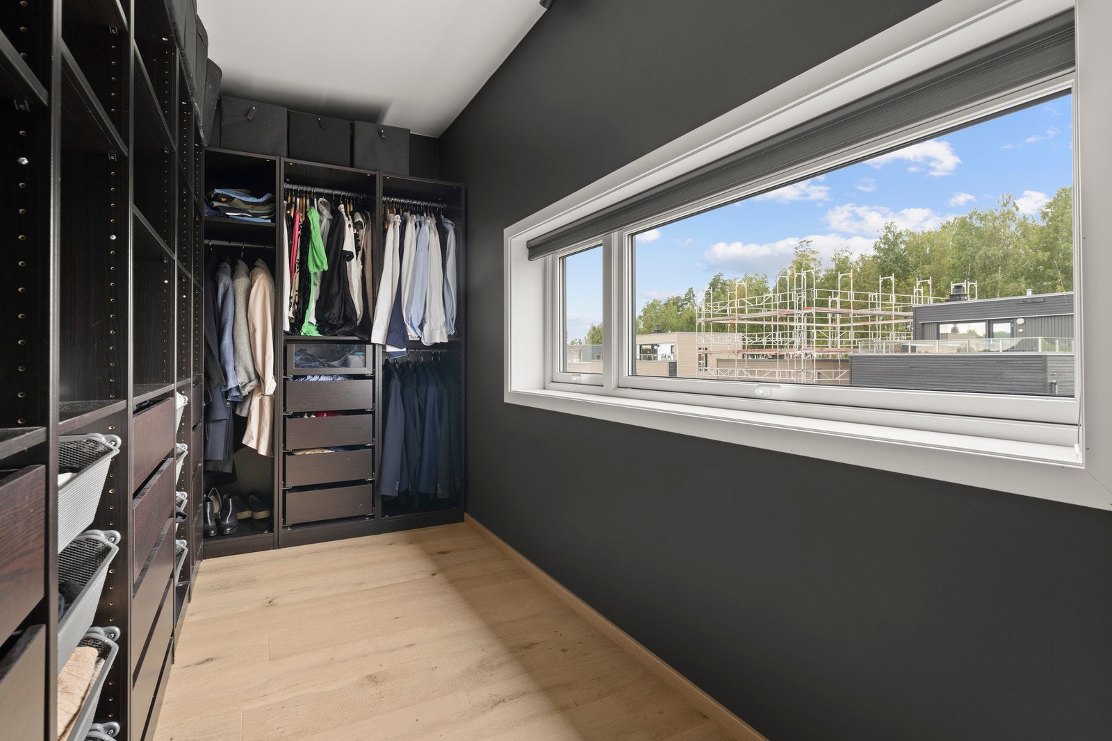 Garderobe. Galleribilde