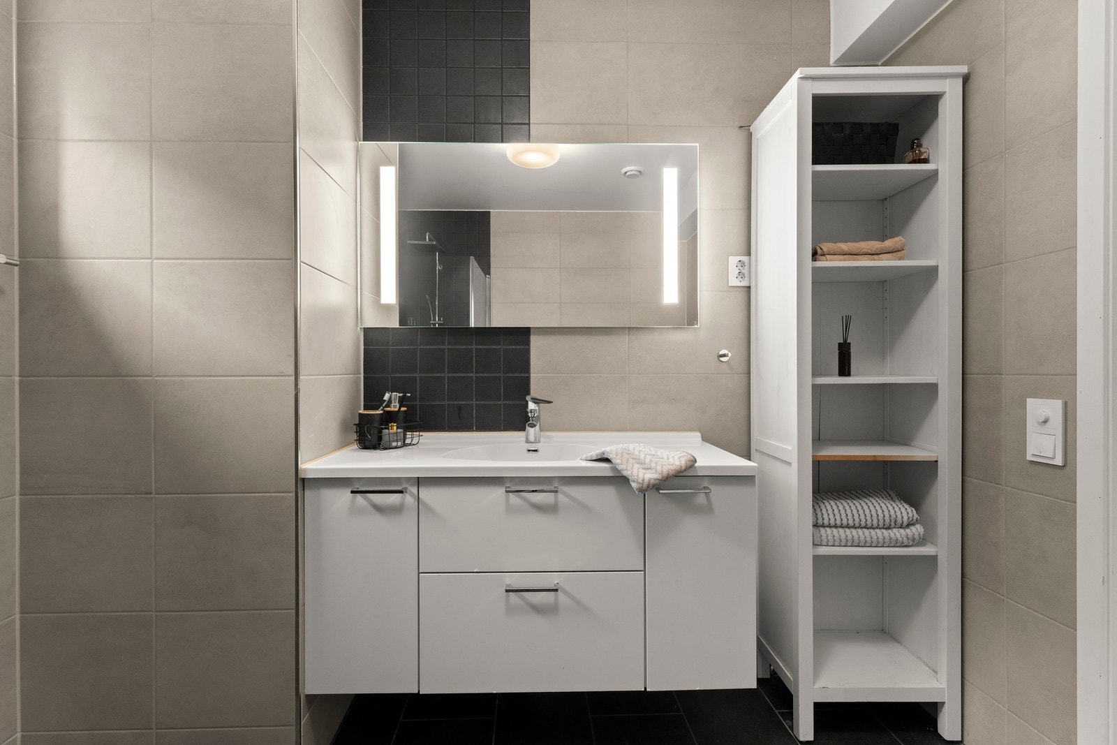 Rommet er delikat innredet med flislagte gulv og vegger, samt vannbåren gulvvarme Galleribilde