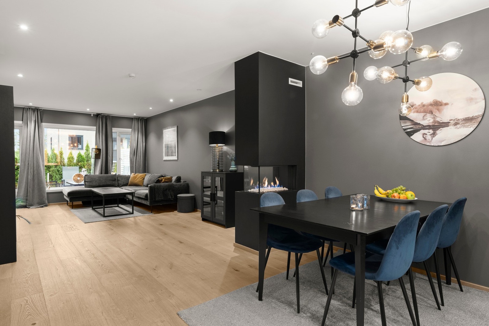 Stuen i første etasje har store vindusflater med rikelig lysinnslipp og utgang til terrassen mot sydvest. Galleribilde