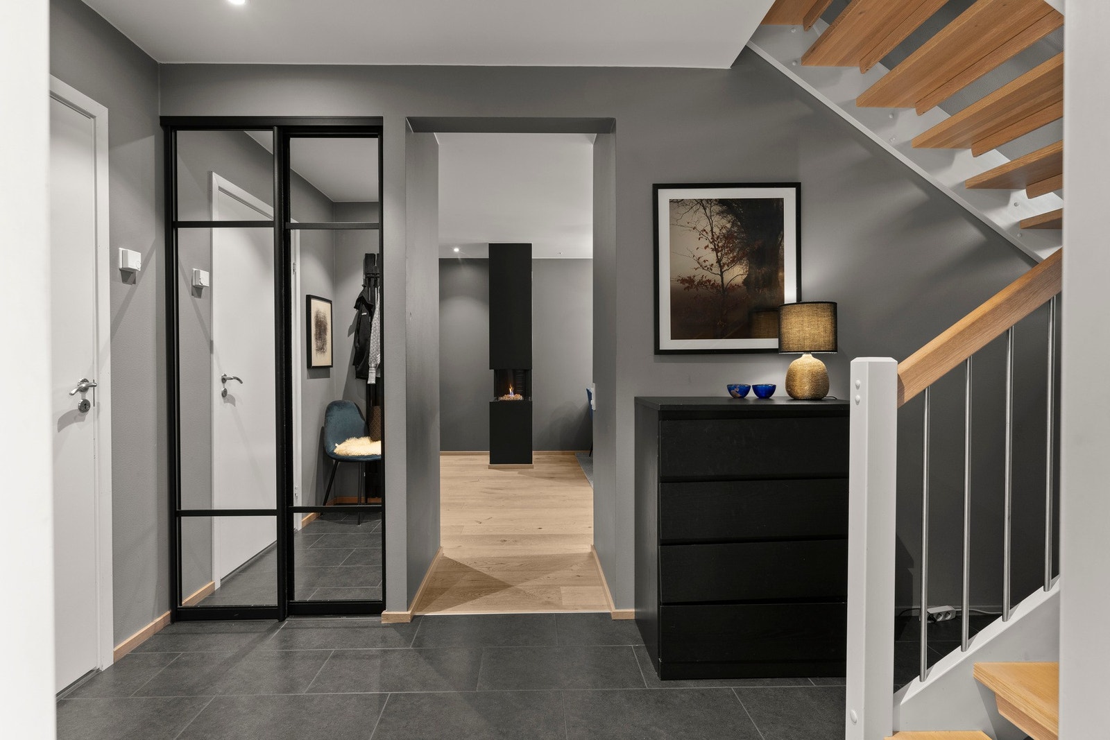 Innbydende entré med varmekabler og garderober. Galleribilde