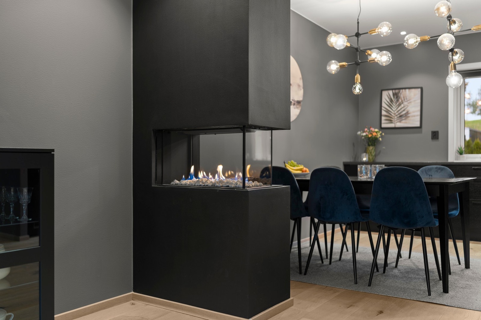 Vannbåren gulvvarme (1. etg & bad) samt gasspeis i stue. Galleribilde