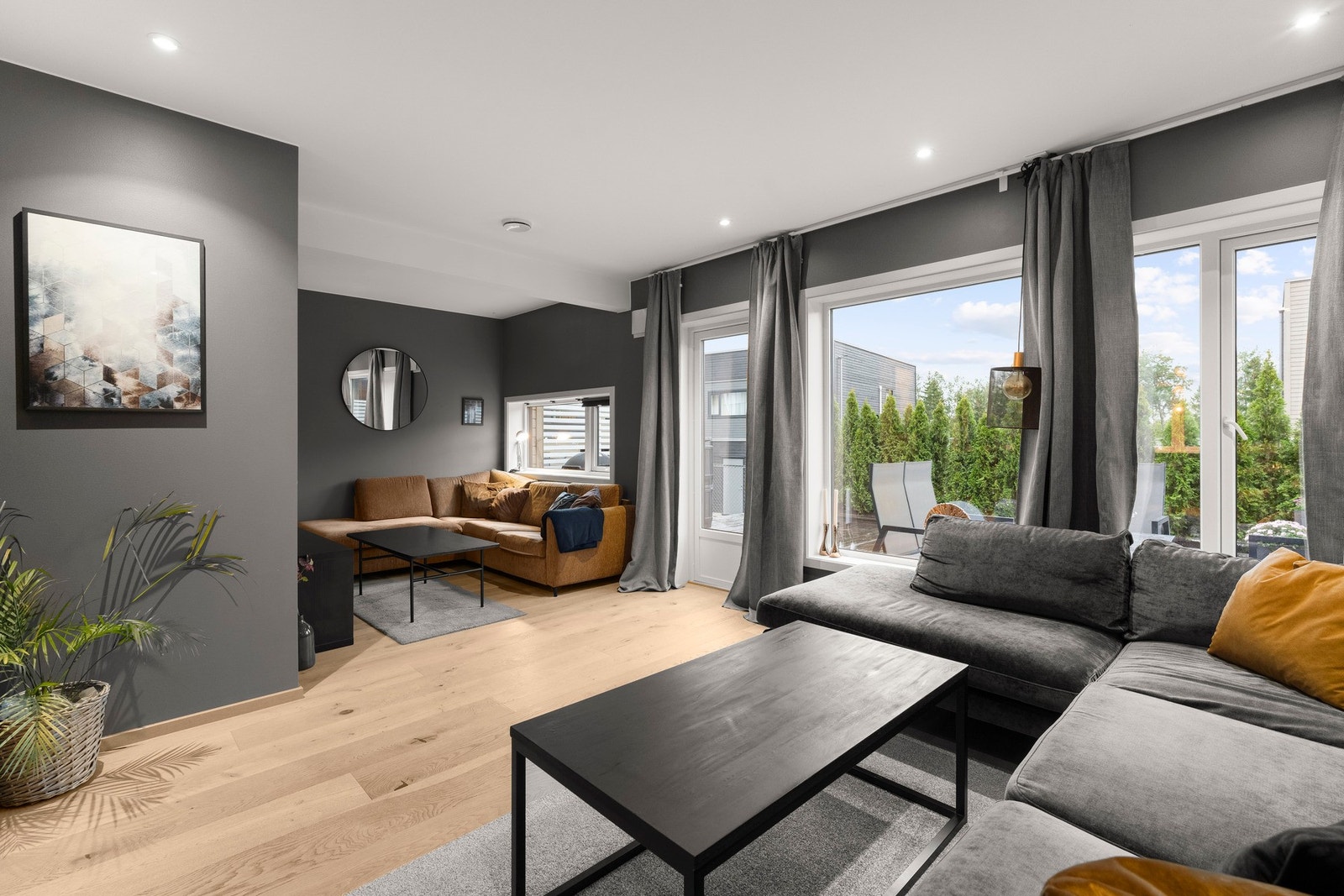 Boligen har i dag 1 stue i første etasje, men det er flere som innreder rommet i 3 etasje som en stue nr. 2 . Galleribilde