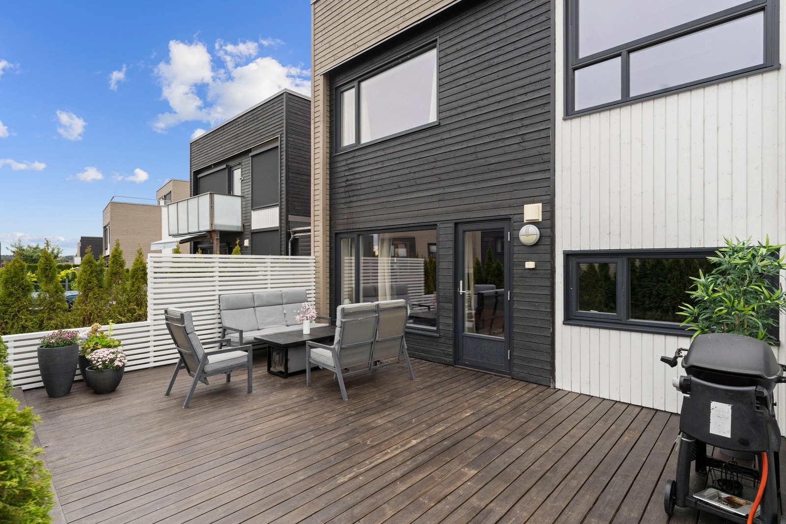 Fra stue/kjøkken i 1. etasje er det direkte utgang til en sydvestvendt terrasse på ca. 32 kvm. Galleribilde