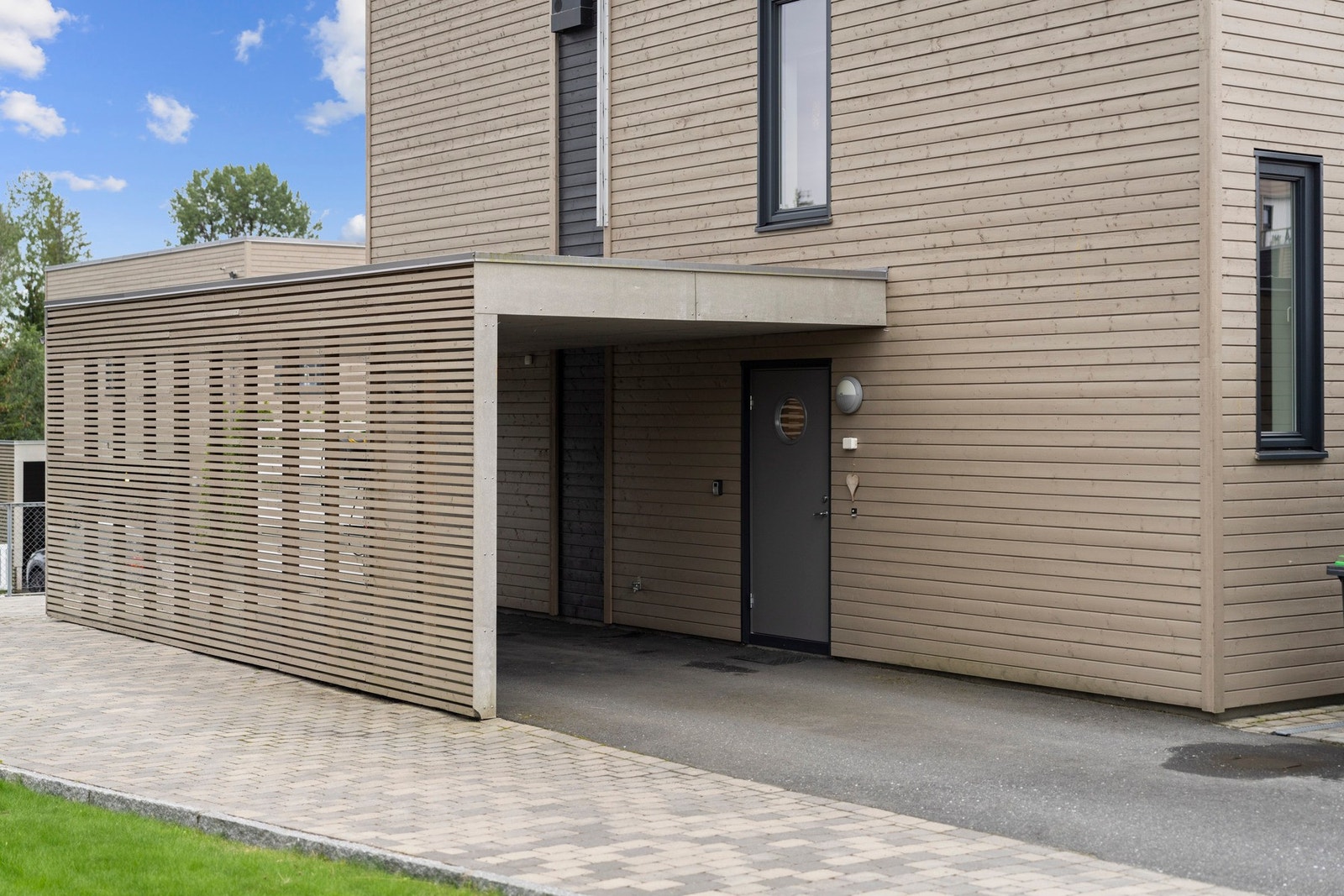 Carport m/lader og gode parkeringsmuligheter. Galleribilde