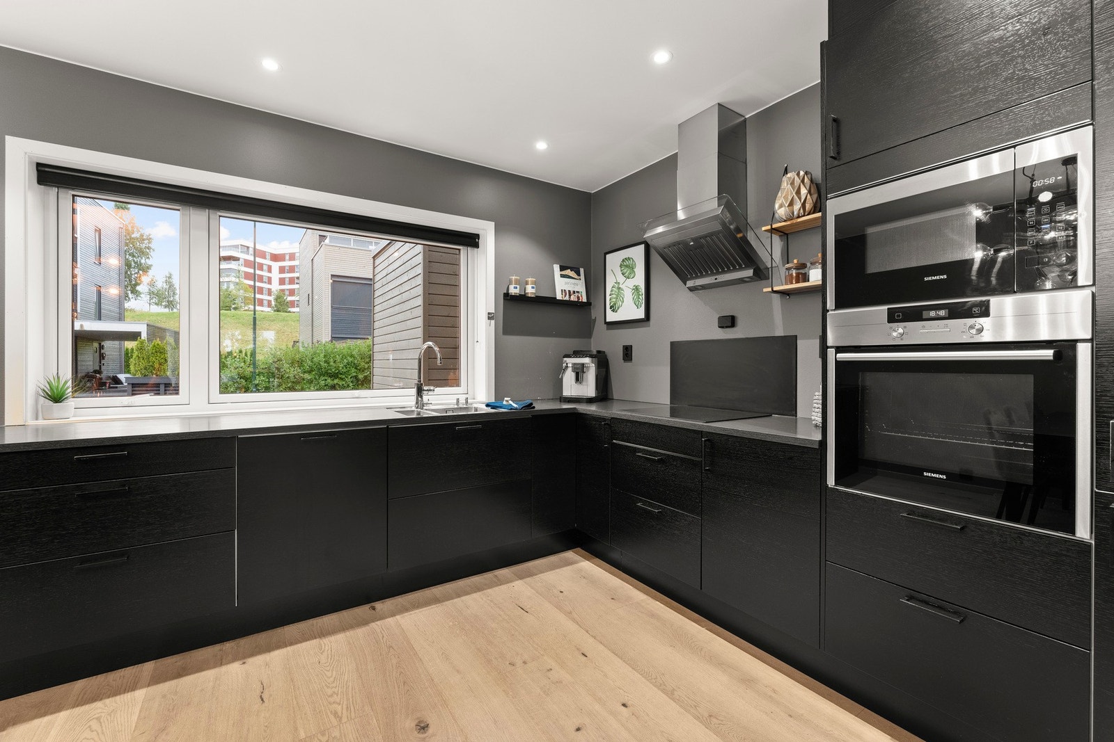 Kjøkkenet er fra Sigdal og har glatte fronter og benkeplate av laminat. Galleribilde