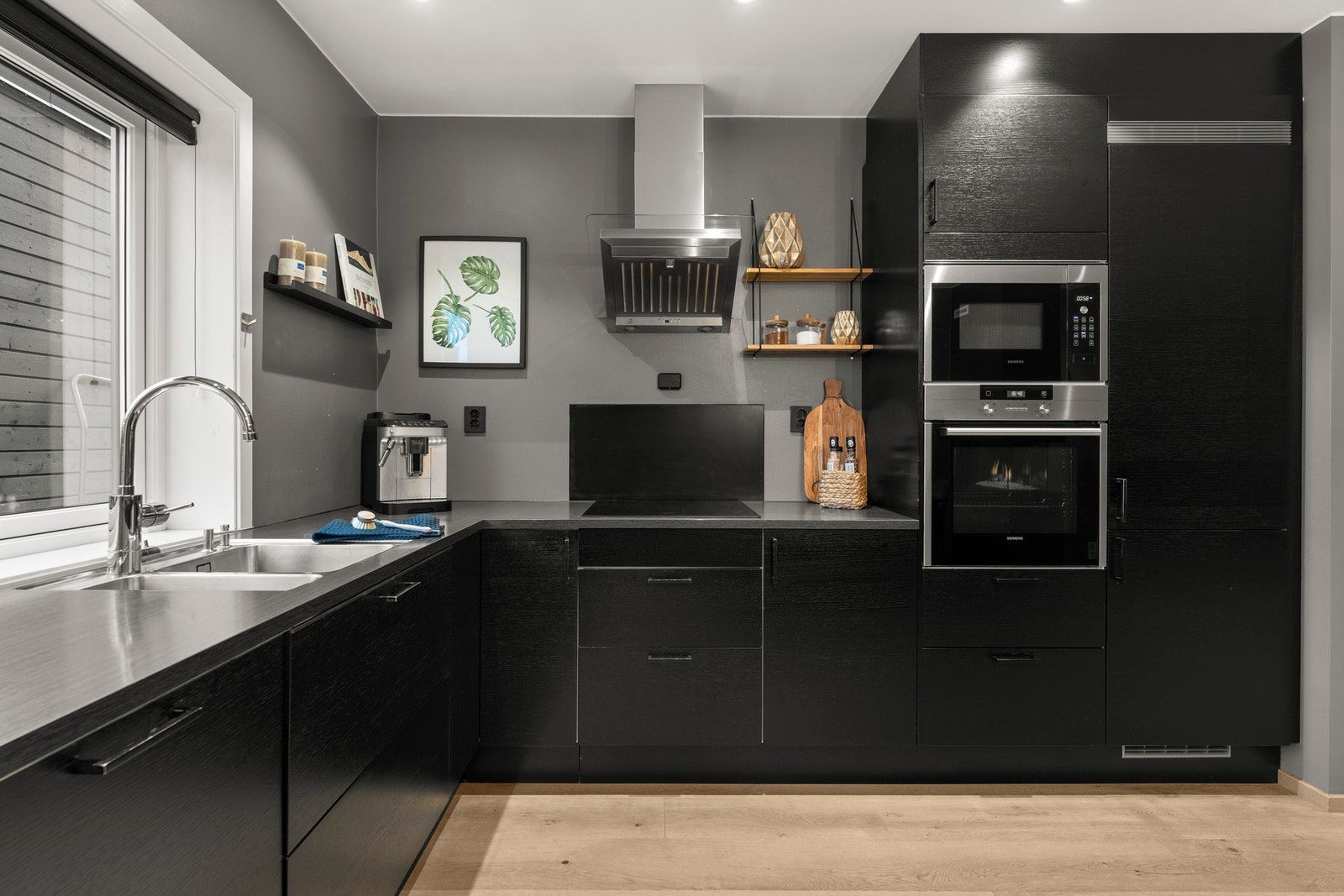 Integrerte hvitevarer som induksjonstopp, oppvaskmaskin, kjøl-/fryseskap, komfyr samt micro i praktisk arbeidshøyde! Galleribilde