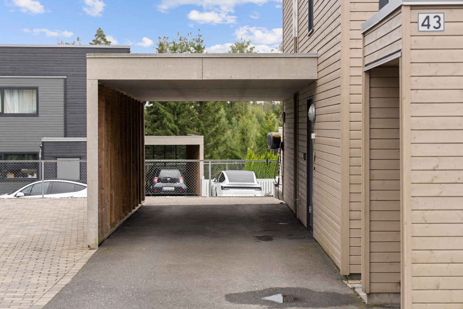 Carport m/lader samt flere biloppstillingsplasser. Galleribilde
