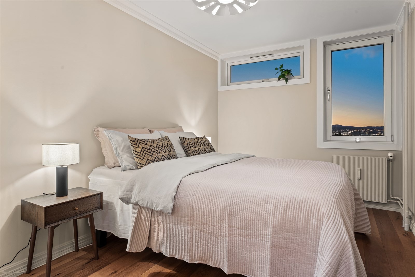 God plass til dobbeltseng og annet møblement. Galleribilde