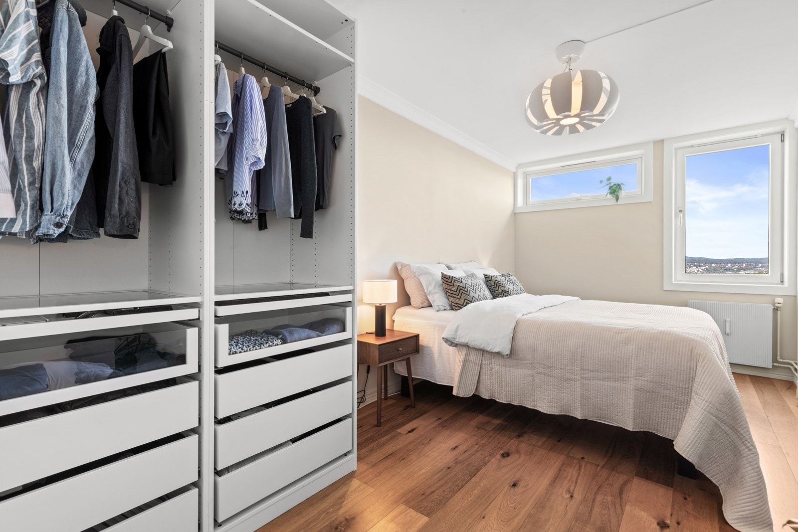 Rommet er av god størrelse, og har en stor garderobe, noe som gir rikelig plass for oppbevaring og oppheng. Galleribilde