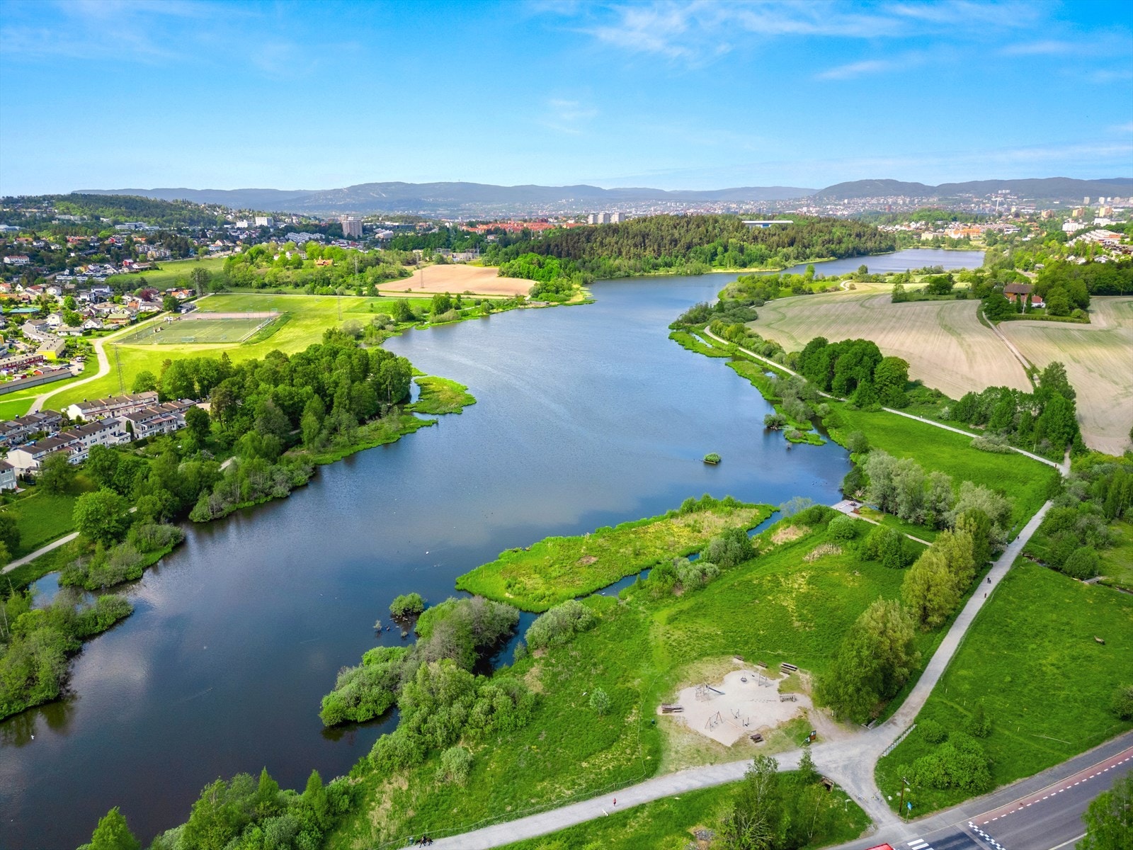 Østensjøvannet er et av bydelens mest brukte tur- og rekreasjonsområder. Galleribilde