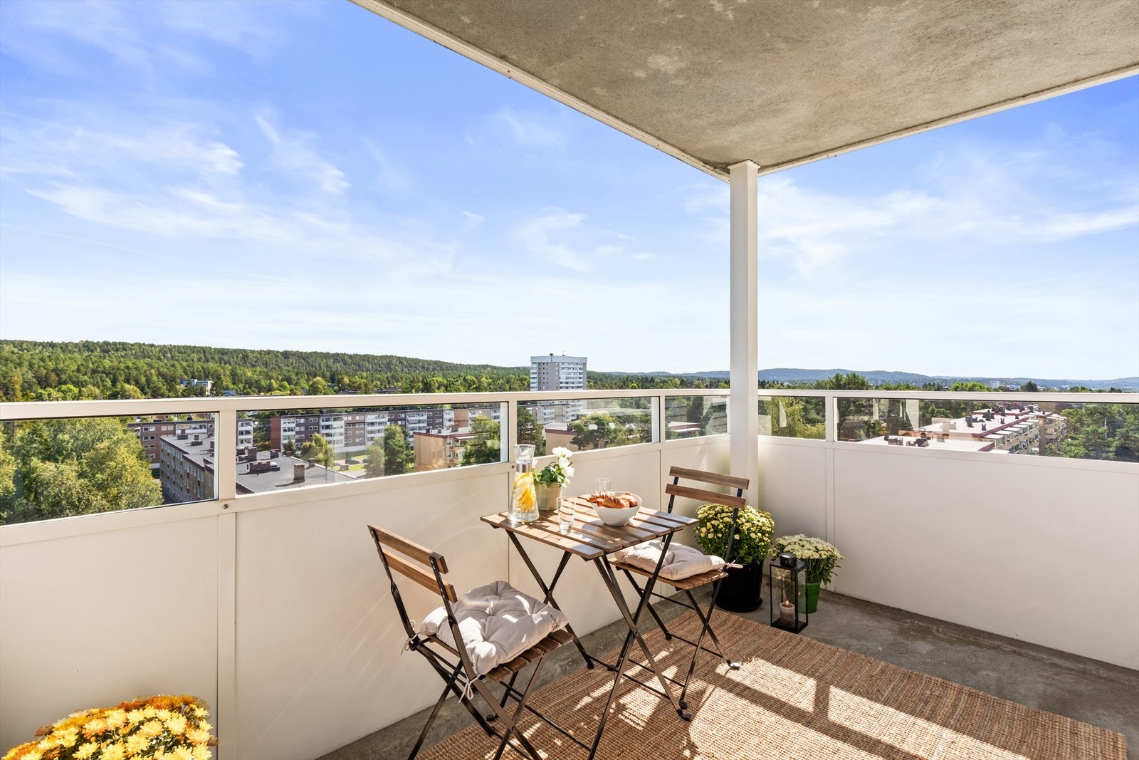 Balkongen er usjenert og har flott utsikt. Galleribilde