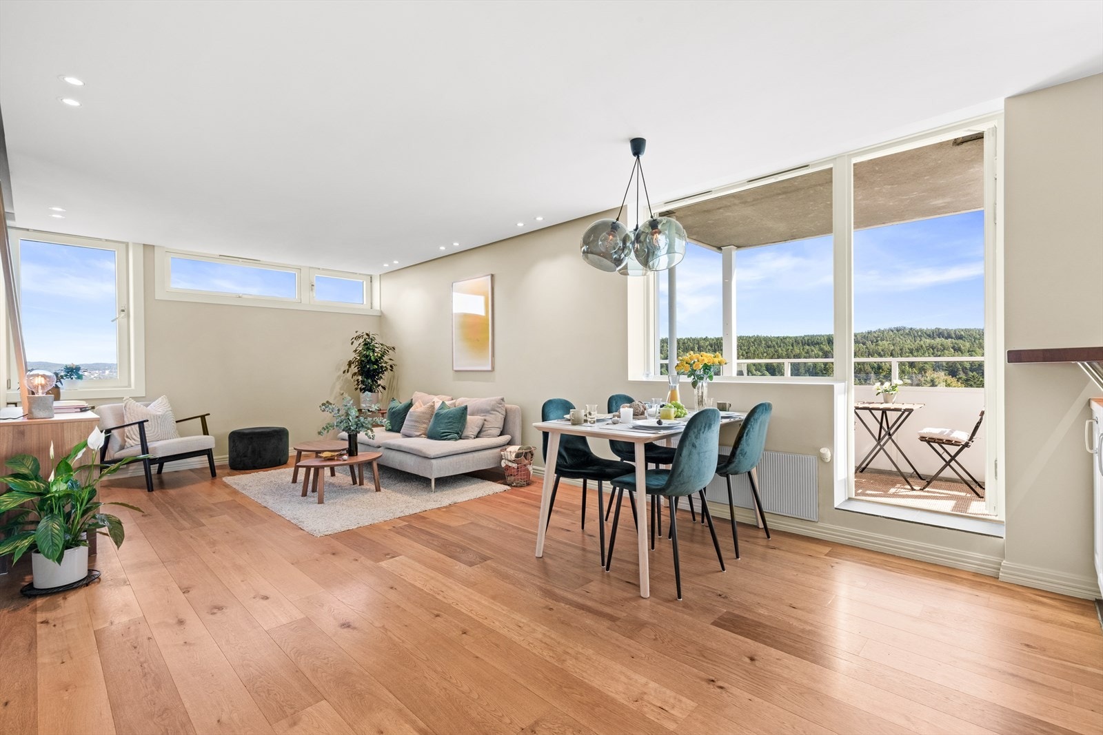 Velkommen til Kranveien 17. Leiligheten er en meget stor 2-roms men kan enkelt gjøres om til 3-roms med en god planløsning. Galleribilde