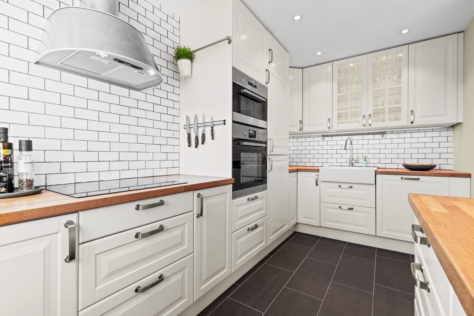 Kjøkkenet har innredning med glatte fronter og benkeplate med servant av porselen. Galleribilde