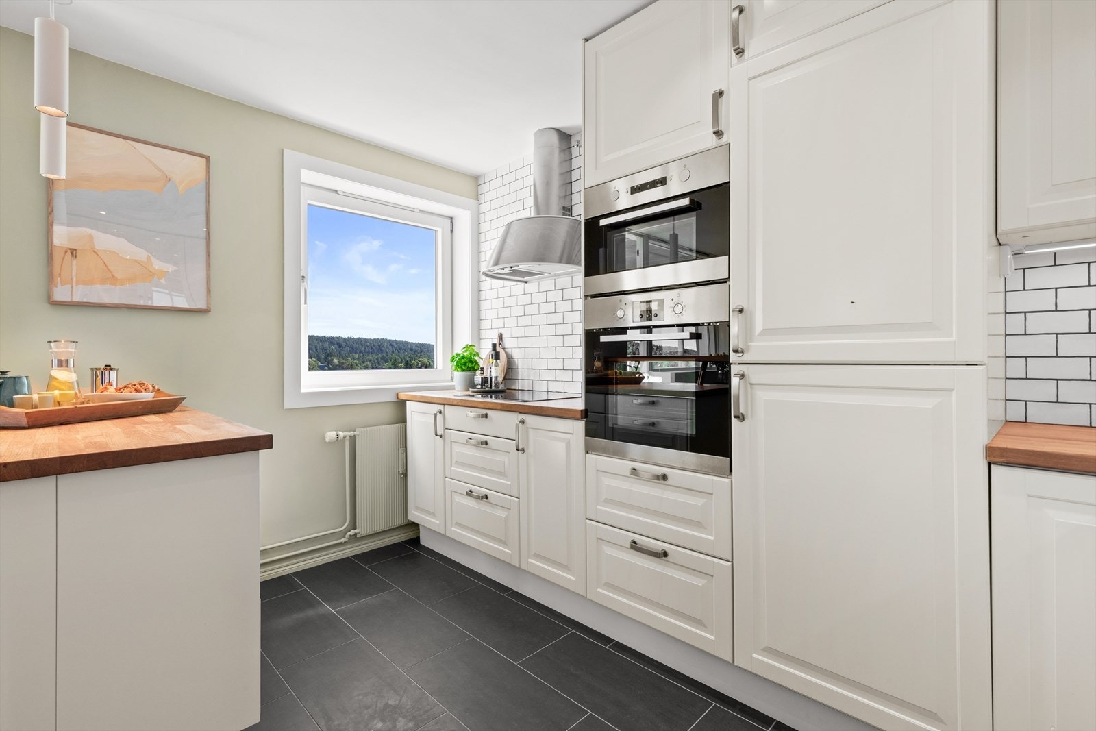 Integrerte hvitevarer som stekeovn, platetopp, mikro, kjøl/frys og oppvaskmaskin. Stort vindu slipper inn godt med naturlig lys. Videre har kjøkkenet en praktisk kjøkkenøy i åpen løsning mot stuen. Galleribilde