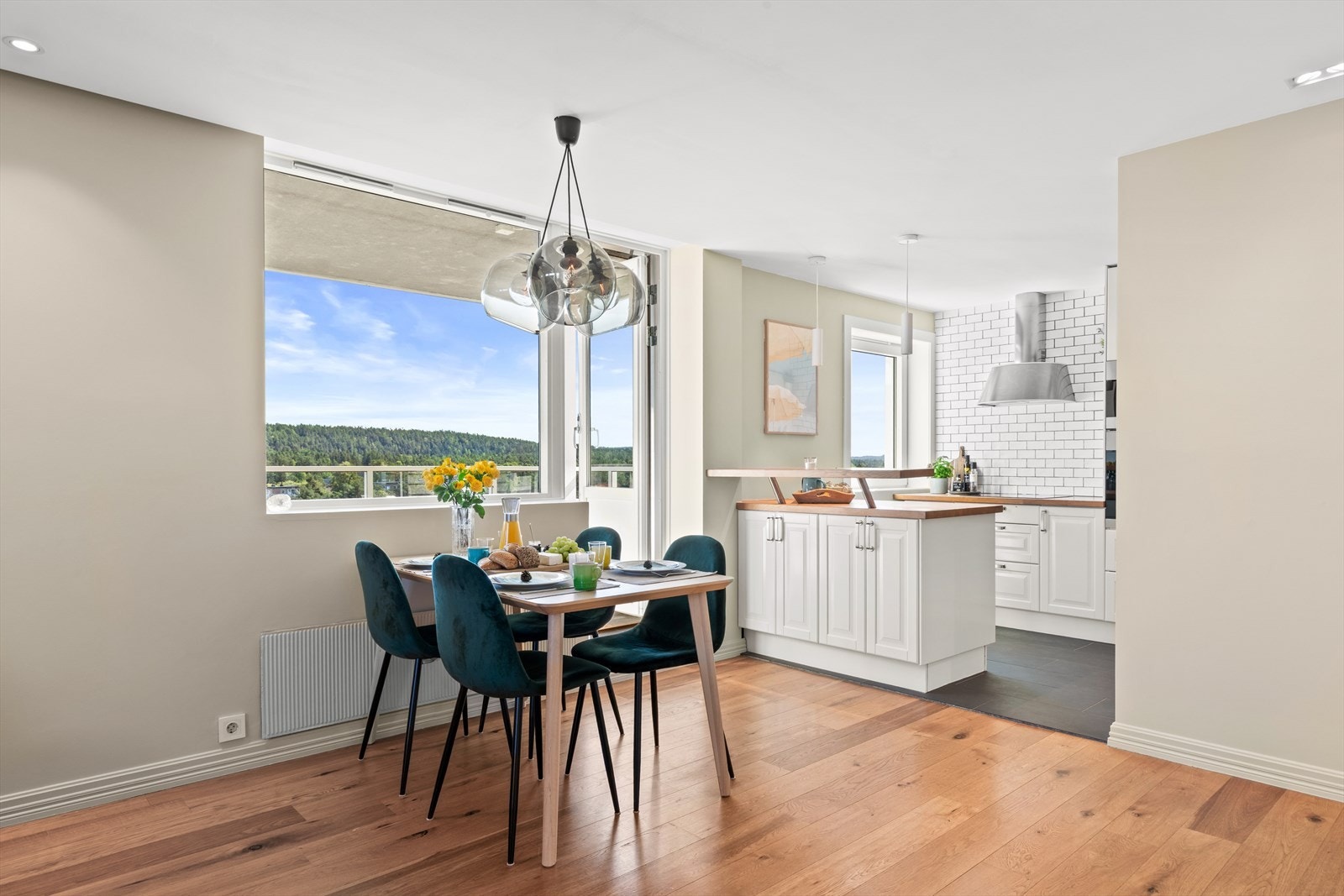 Stuen har i tillegg god plass til spisebord. Store vindusflater gir rommet godt med naturlig lys. Galleribilde