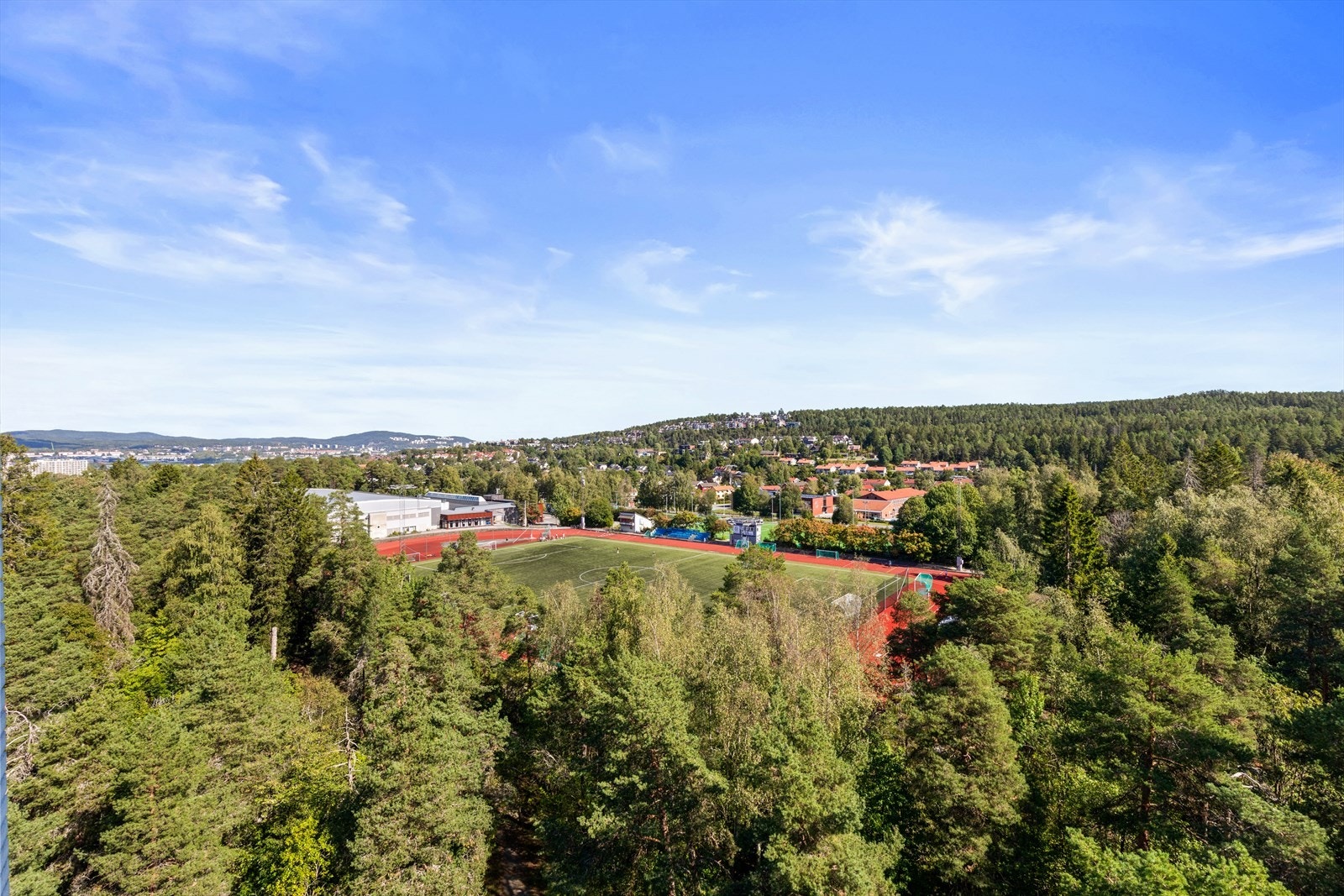 Flott utsikt. Vakre Østmarka er kun 5 minutters gange via skogssti fra leiligheten. Galleribilde