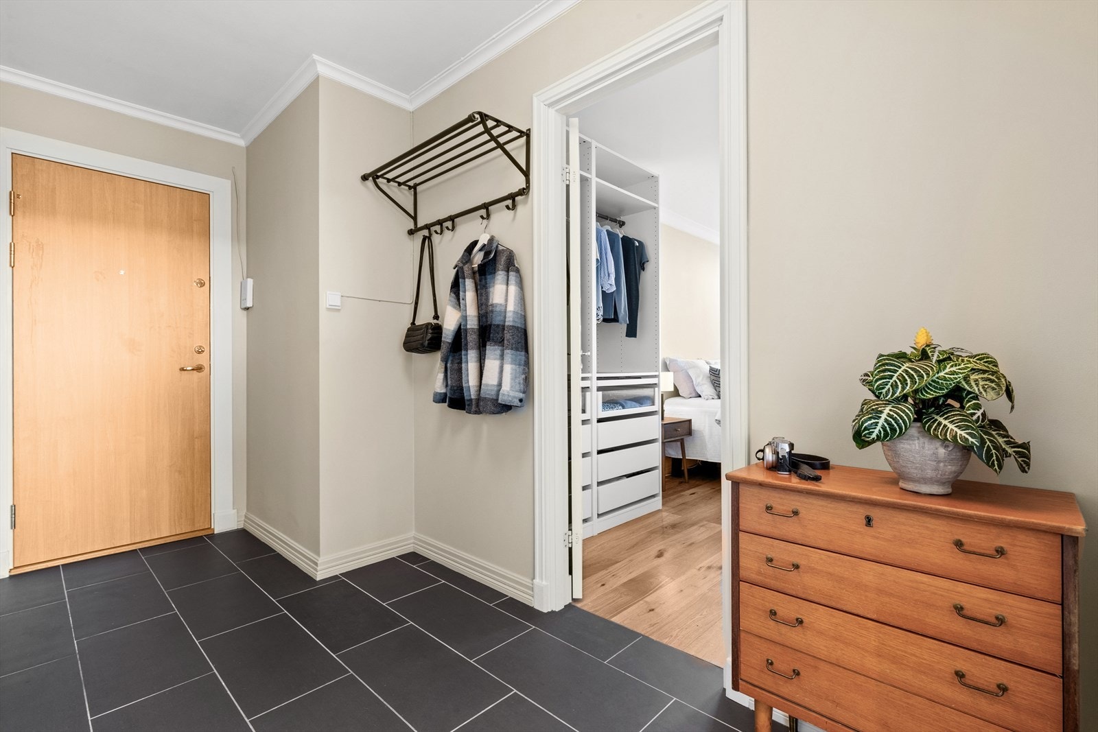 Romslig og innbydende entrè som gir et godt førsteinntrykk av boligen. Her er det rikelig med plass til både sko og yttertøy. Varmekablene i gulvet i entréen gjør at det er godt og varmt å komme hjem. Galleribilde