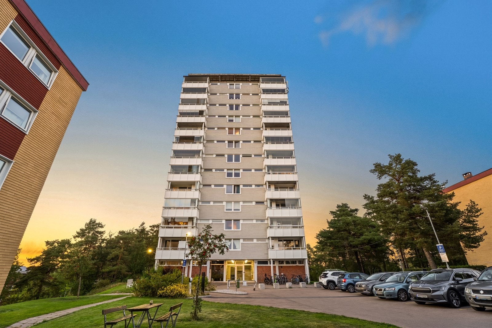 Leiligheten ligger i et attraktivt og barnevennlig boligområde på Oppsal / Trasop med nærhet til skoler, barnehager, offentlig kommunikasjon og et rikt utvalg av fasiliteter og servicetilbud. Galleribilde