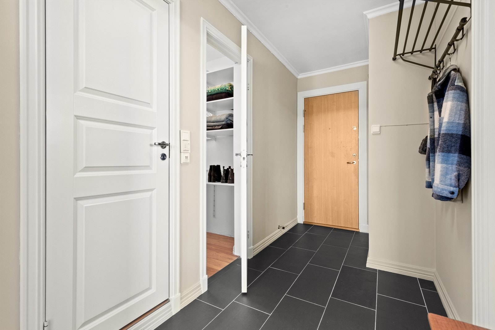 Det er direkte adkomst til en praktisk bod/garderobe gir ekstra oppbevaringsmuligheter. Galleribilde