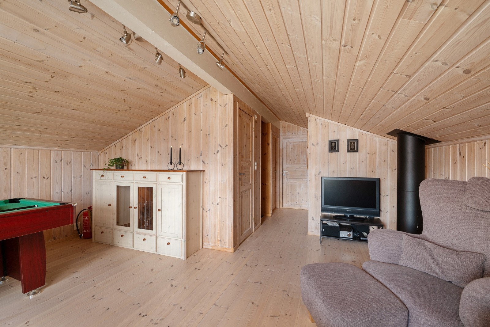 Biljardbordet i rommet medfølger handelen og kan bringe frem konkurranseinstinktet til både store og små. Galleribilde