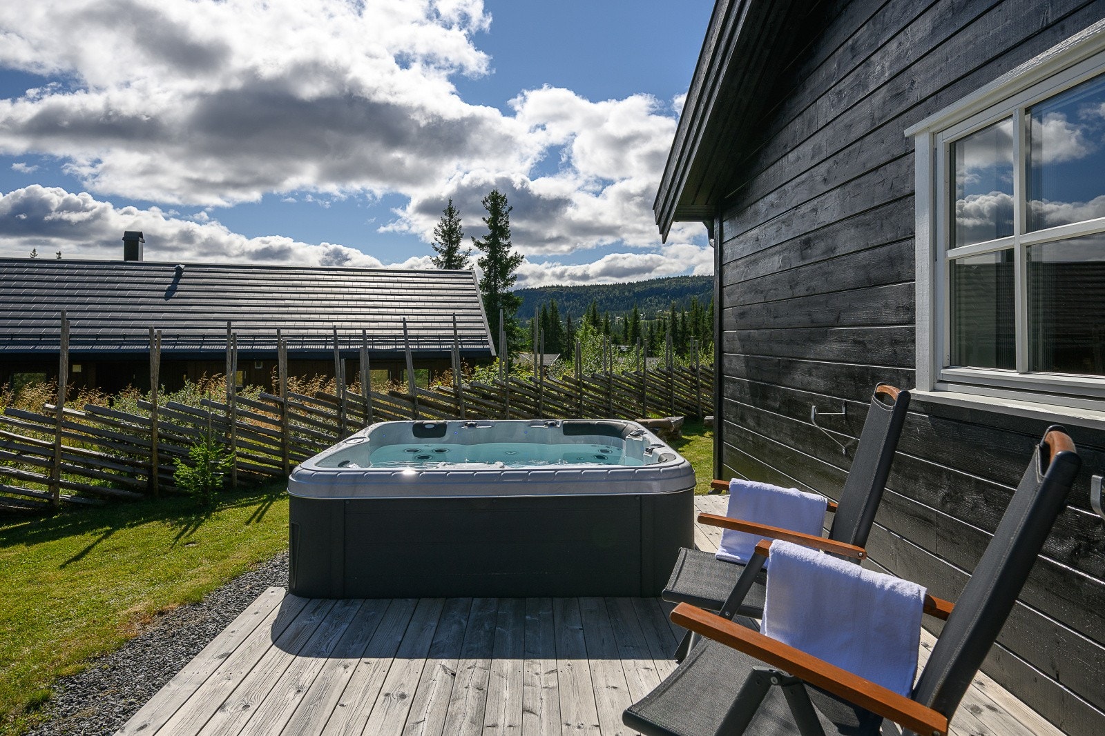 Med eiendommen følger også Jacuzzi - perfekt for avslapning etter en aktiv dag på fjellet. For fullstendig liste over hva som medfølger se eget pkt. "Innbo og løsøre" i salgsoppgaven. Galleribilde