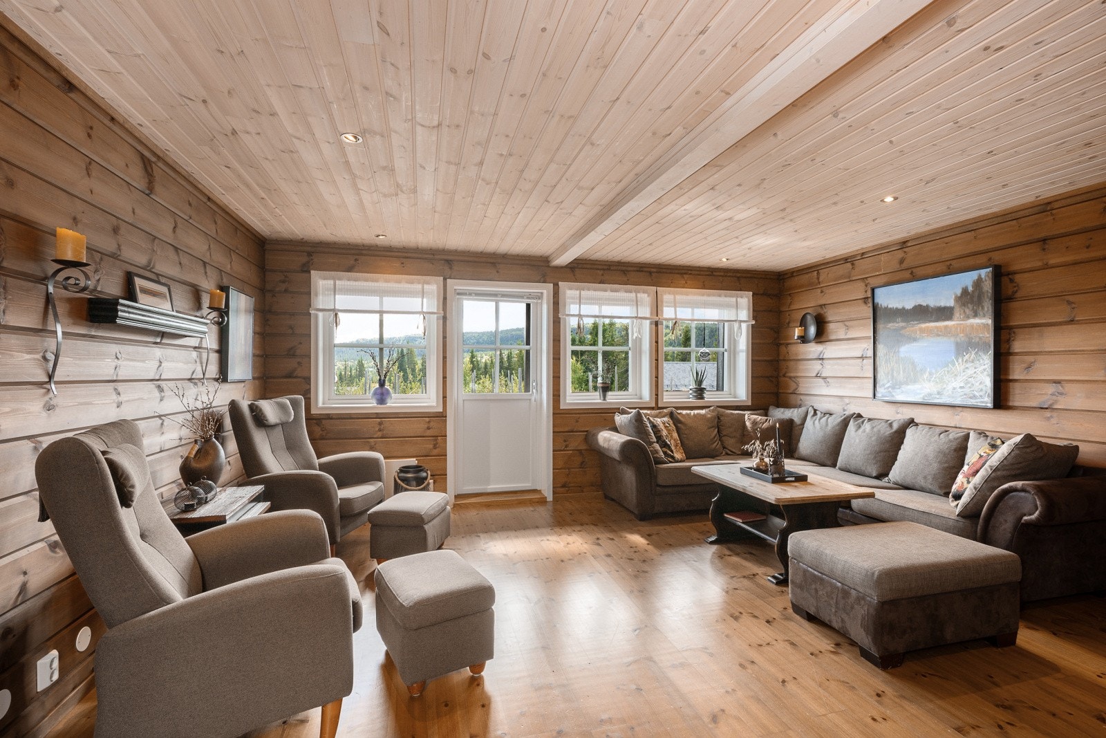 Stuen ligger i delvis åpen løsning til kjøkkenet og er av god størrelse med plass til sofagruppe, TV-møblement, godstol og spisestue. Galleribilde