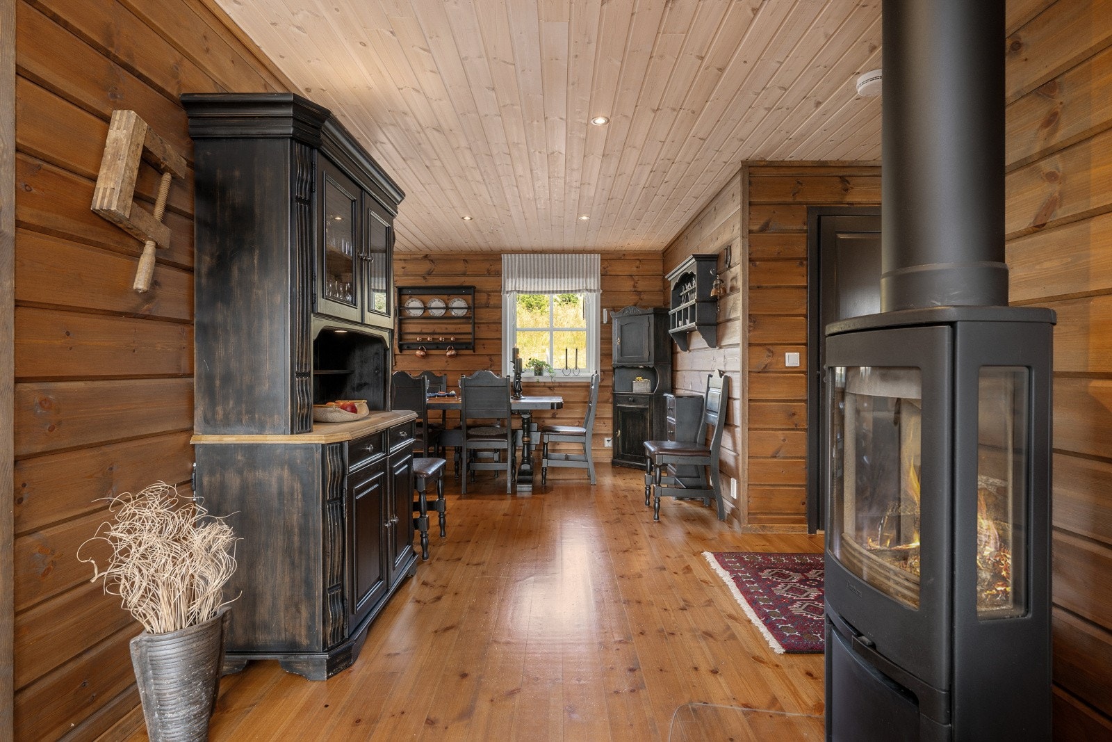 Stuen har en flott og solid peis som gir god varme etter en lang dag ute i skiløypa. Galleribilde