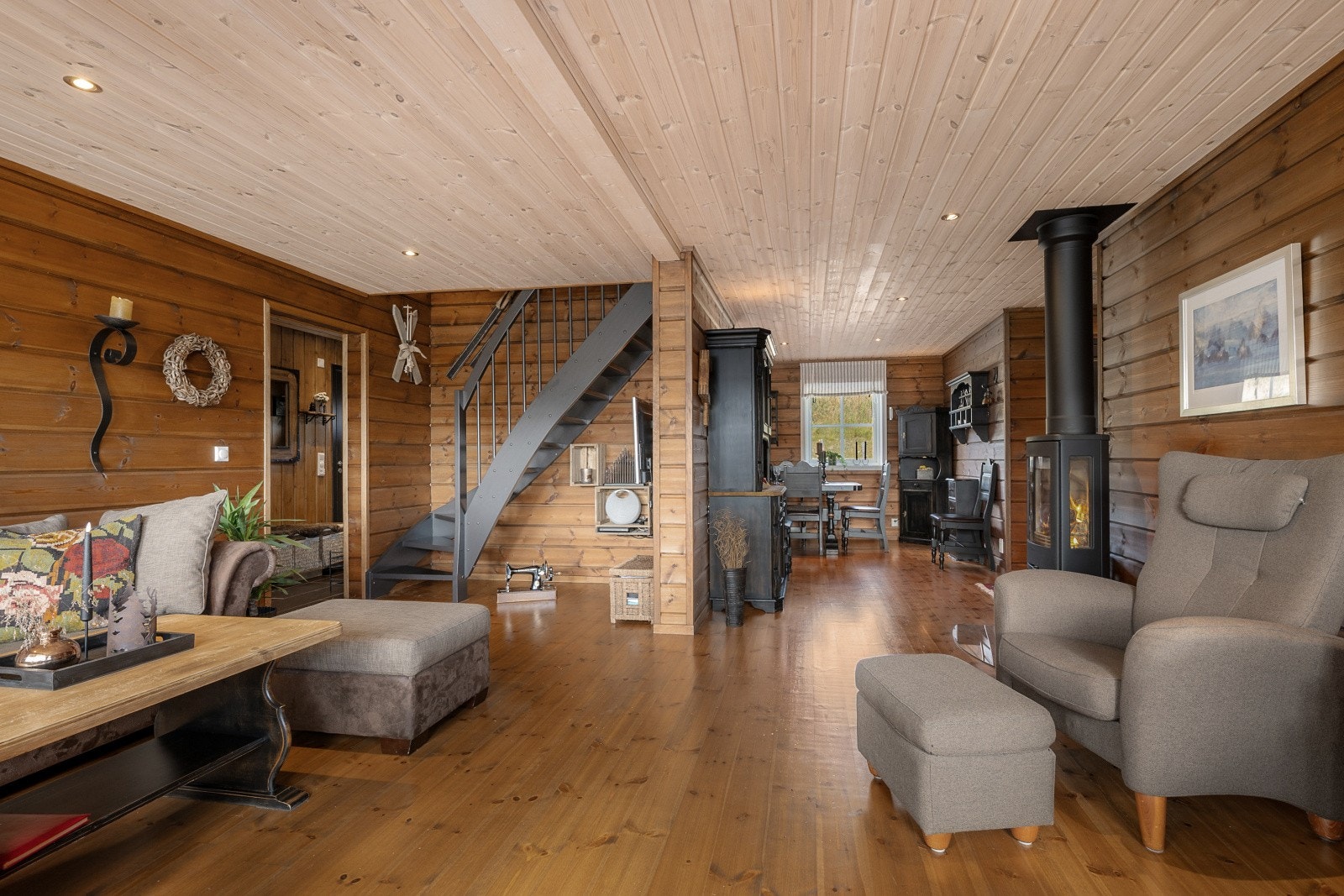 Stue mot spiseplass og kjøkken i 1. etasje. Galleribilde